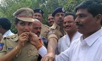 പോലീസിനെ ഹീറോ സ്ഥാനത്ത് സ്വാഗതം ചെയ്‌ത്‌ ജനം